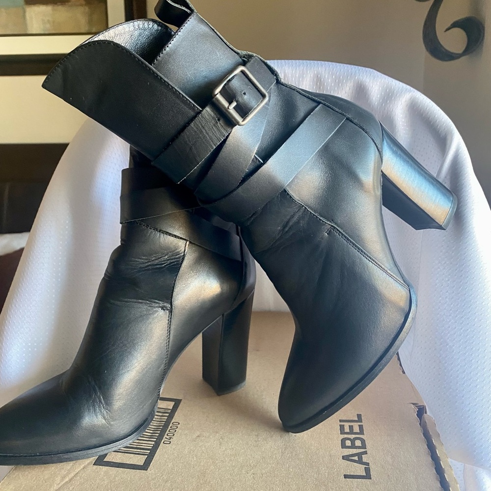 Booties. Leather. Black.